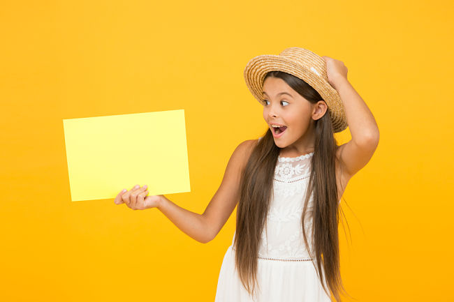 Bambina sorpresa e felice di aver ricevuto il suo invito alla festa in piscina