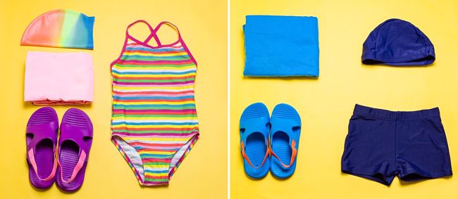 Costume, cuffia, telo e ciabatte: l'outfit ideale per bambini invitati ad una festa in piscina 