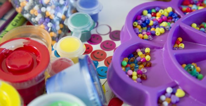 Come organizzare un laboratorio con le perline per bambine