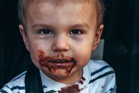 bambino sporco di cioccolata sorride