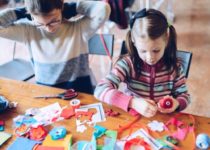 Bambine che giocano durante una festa di compleanno dal sarto