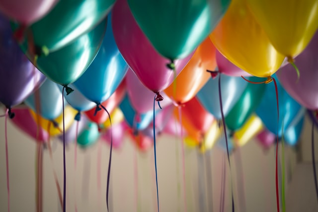 palloncini di tanti colori usati durante una festa per bambini a napoli
