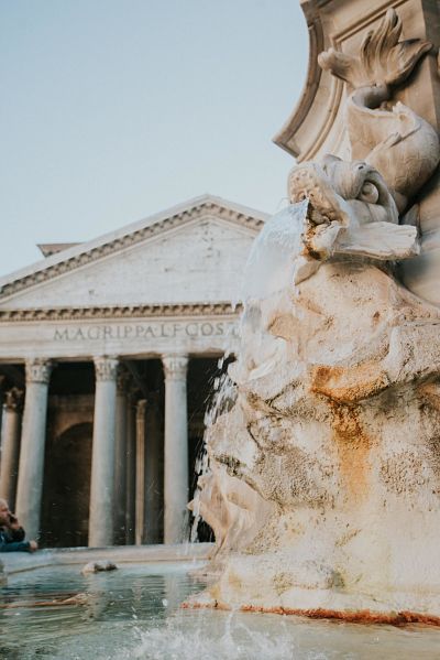 fontana e colonne a Roma