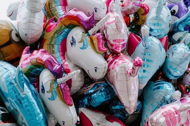palloncini d'elio e gonfiabili usati durante una festa per bambini a roma, organizzata da una agenzia di animazione per bambini
