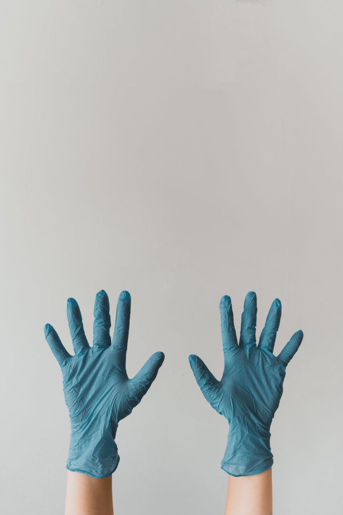 Pulire la sala: i guanti da utilizzare