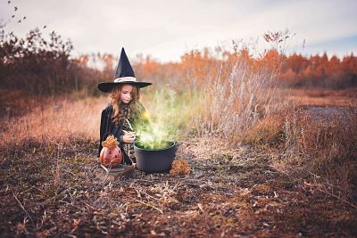 bambina travestita da strega ad halloween