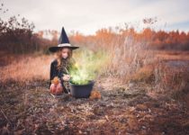 Bambina ad Halloween con un costume da strega