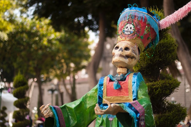 Bambino ad Halloween con un costume da scheletro messicano.