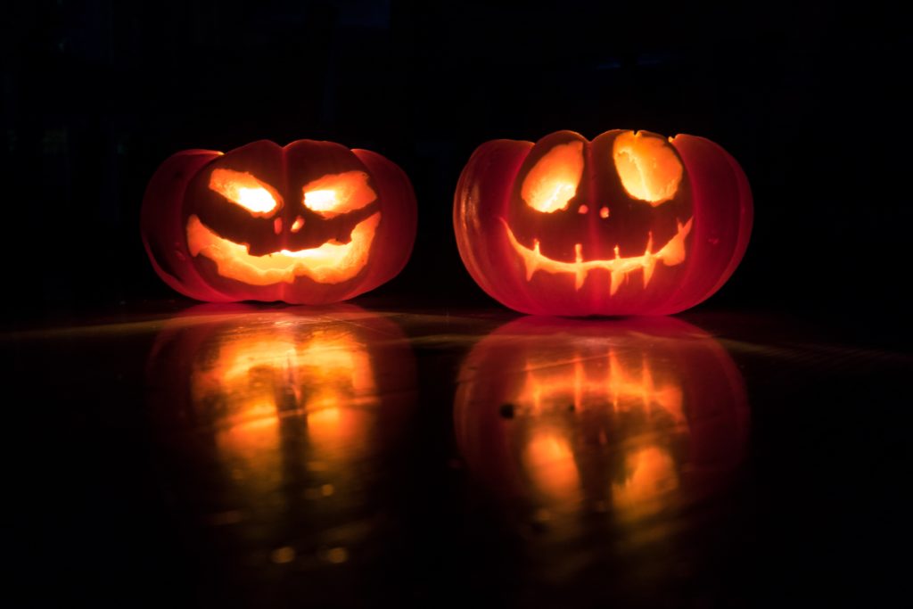 zucche di halloween illuminate durante una festa