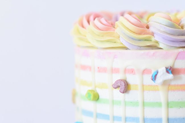 torta di compleanno con decorazioni fatte con la pasta di zucchero