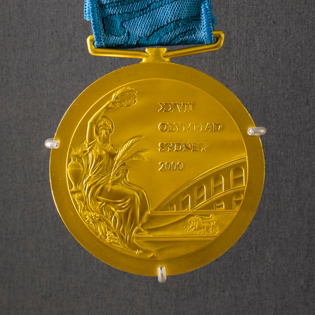 Medaglia d'oro delle Olimpiadi di Sydney del 2000.