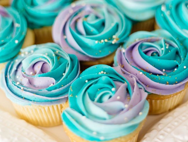 Cupcake decorati con la pasta di zucchero colorata