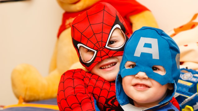 bambini vestiti da spider-man e capitan america, durante una festa a tema organizzata da una agenzia di animazione per bambini