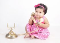 Bambina con telefono