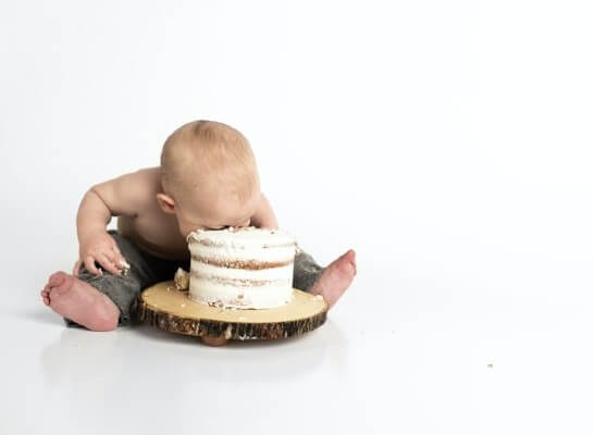 Bambino che mangia una torta