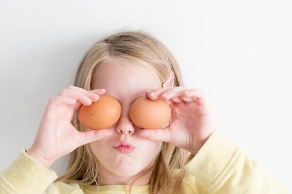 Bambina con le uova di Pasqua