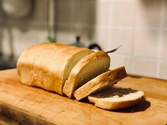 Tagliare il pane per fare tramezzini