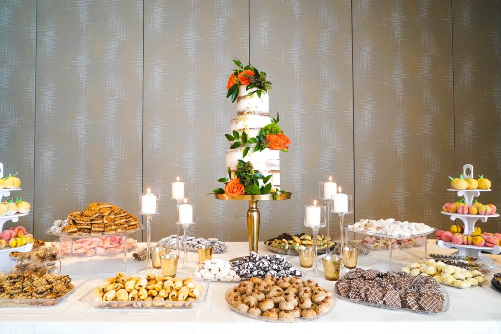 Buffet feste bambini con tavolo decorato