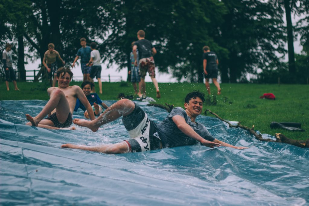 giochi di gruppo fuori la piscina