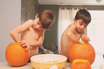 bambini si divertono in cucina senza usare fornelli