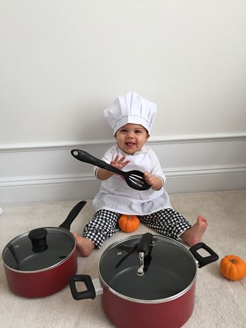 bambino con cappello da cuoco e pentole