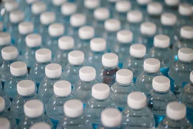 Bottiglie di plastica riciclate per il laboratorio