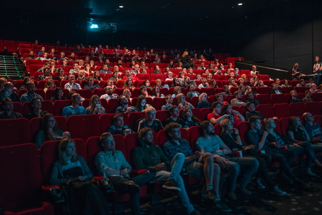 cinema con molte persone sedute a guardare un film