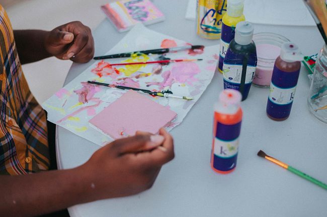 Bambino che colora durante un laboratorio di riciclaggio