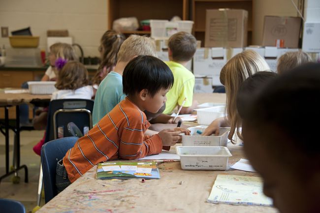 laboratorio per bambini nel quale disegnano e colorano