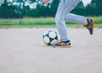 Bambino che gioca a calcio