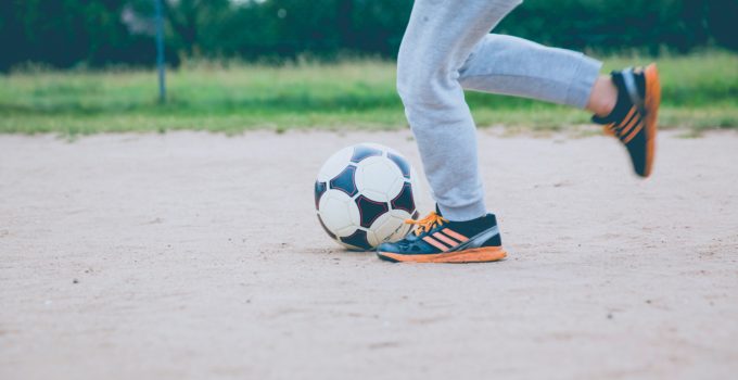 Bambino che gioca a calcio