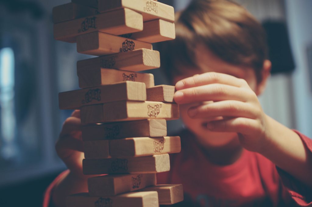 Bambino che gioca a Jenga durante una festa a scuola