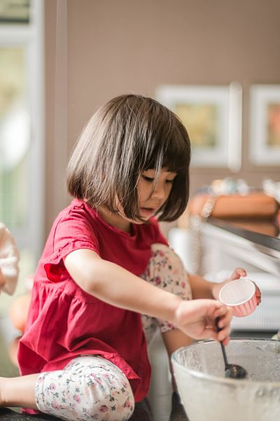 bambina mescola durante laboratorio di cucina