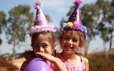 Bambine sorridenti con palloncino che si divertono ad una festa