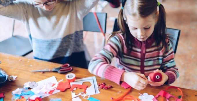 Bambine che giocano durante una festa di compleanno dal sarto