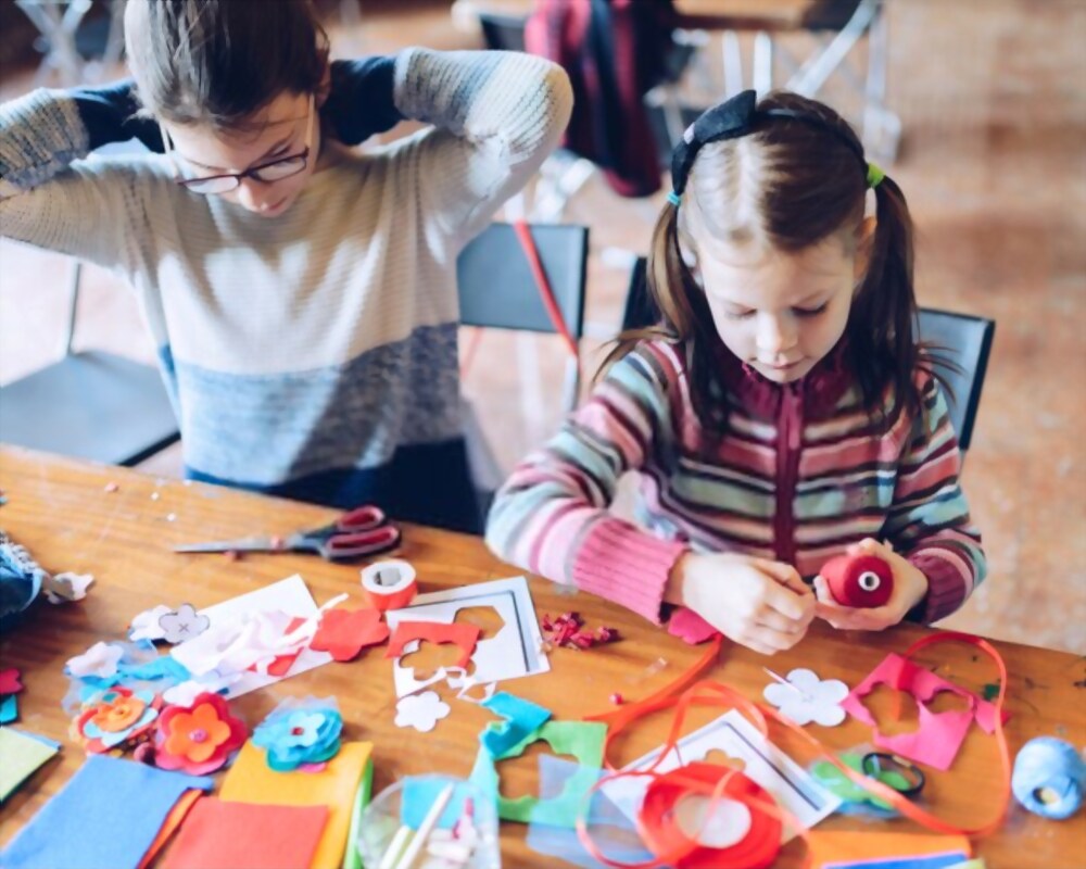 Bambine che giocano durante una festa di compleanno dal sarto