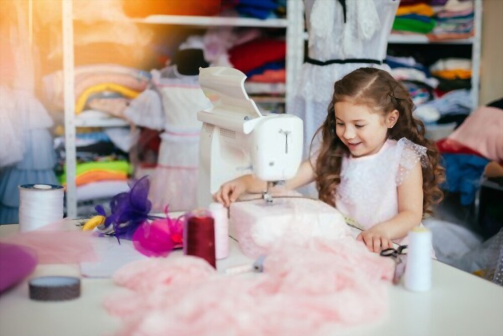 Bambina che si diverte durante un laboratorio di cucito