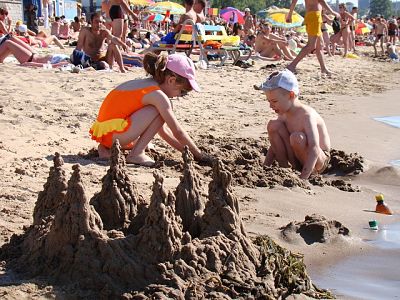 festa la mare: bambini che costruiscono castelli di sabbia 