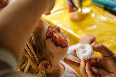 festa per bambini al mare: body painting