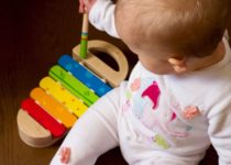 bambino che gioca con uno xilofono, gioco musicale per bambini