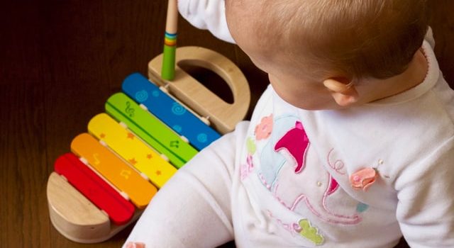 bambino che gioca con uno xilofono, gioco musicale per bambini