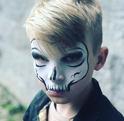 Bambino con trucco di Halloween da scheletro 