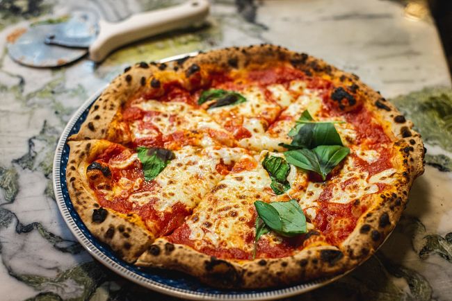 pizza margherita tagliata per bambini da mangiare in pizzeria