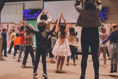 Gruppo di bambini che balla la baby dance
