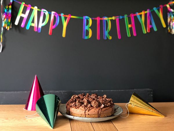 torta di compleanno con festoni