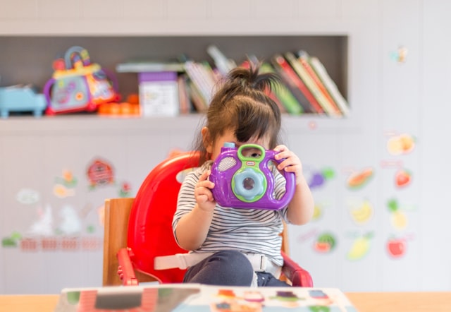 Bimba che gioca con un giocattolo viola!