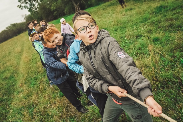 Bambini che giocano al tiro alla fune!