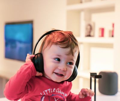 Bambino piccolo che ascolta canzoni  della baby dance con le cuffie