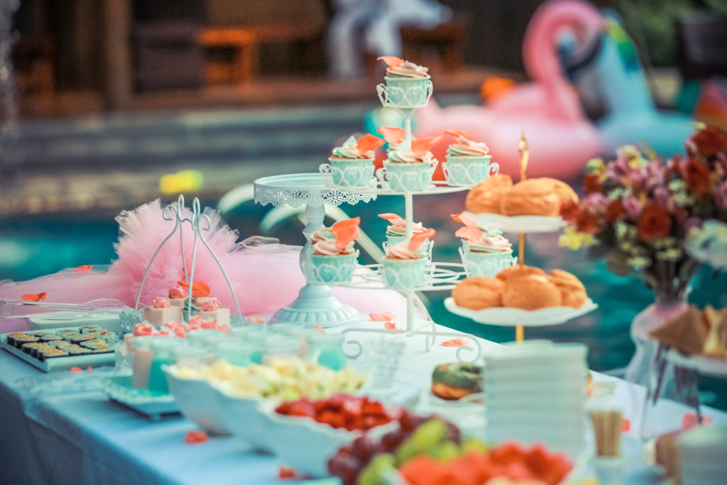 buffet per una festa di compleanno per bambini con cupcake, frutta di stagione