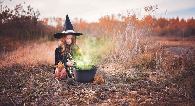 Bambina ad Halloween con un costume da strega